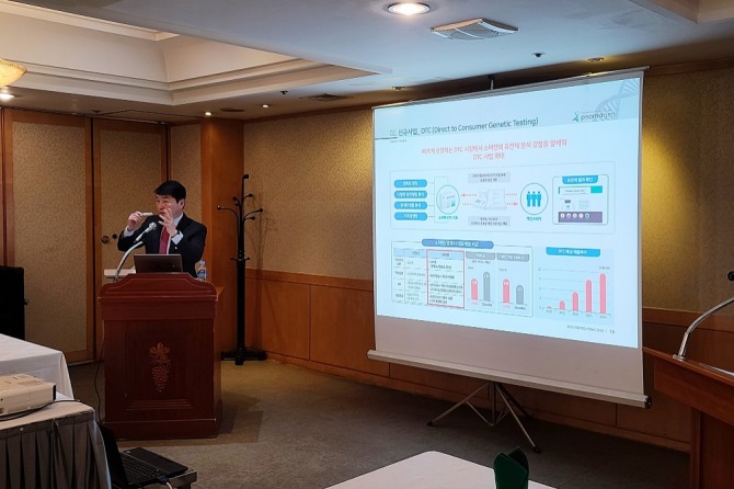 지난 4월 소마젠 대표가 상장을 위한 IR행사에서 기업을 소개하고 있다.  사진=소마젠