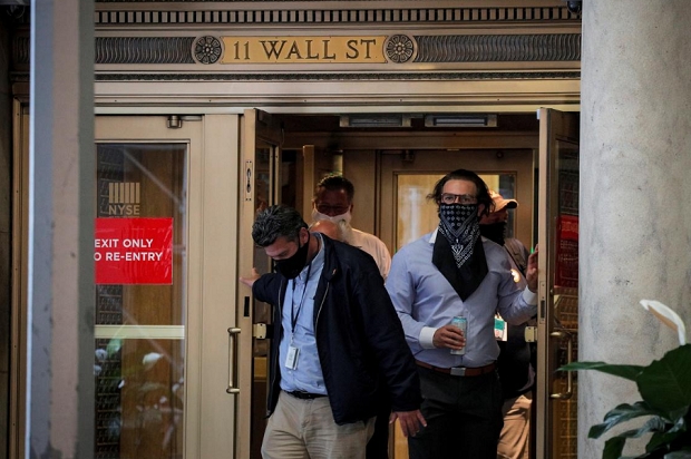 뉴욕 월가의 근무자들이 마스크를 쓴 채 빌딩을 나서는 모습. 사진=로이터