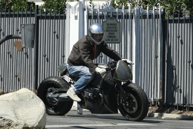 브래드 피트가 최근 전처 안젤리나 졸리 집을 방문, 자녀들을 만나고 BMW 전용 오토바이를 떠나는 모습.