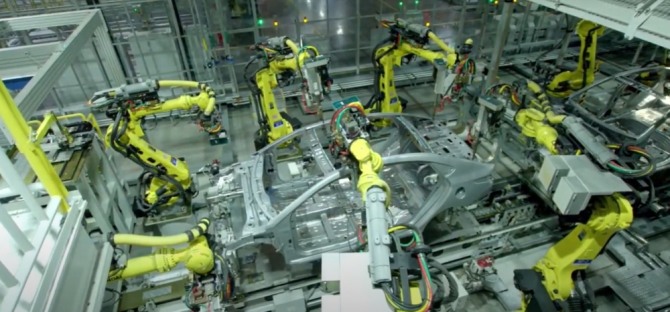 현대로보틱스 산업용 로봇이 자동차 조립에 투입되고 있다. 사진=현대로보틱스 홈페이지