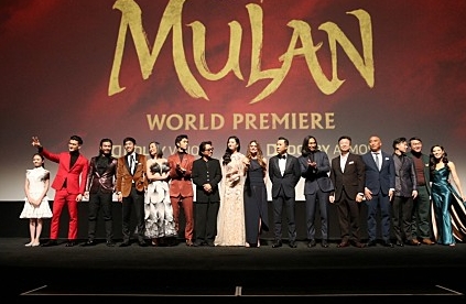 영화 '뮬란' 출연자들이 무대로 나와 관객들에게 인사를 하고 있다.