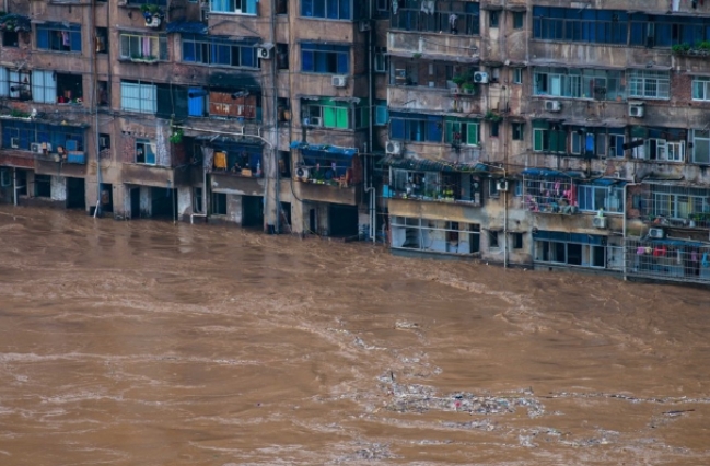 연일 쏟아진 기록적 폭우로 물바다가 된 중국 남서부 충칭시 치장현의 주택지역.
