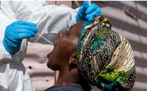 아프라카에서 코로나19 감염조사를 벌이는 모습. 사진=AP/뉴시스