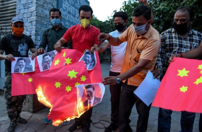 사진은 국경 충돌에 항의하기 위해 시진핑 사진과 중국 국기를 태우고 있는 인도의 반중국 시위대.