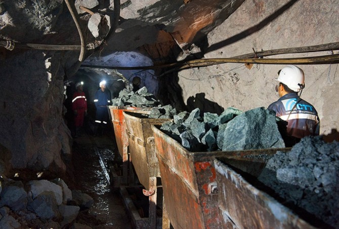 BMW와 공급계약을 체결한 모로코 광산기업 마나젬이 소유한 코발트 광산 부아제르에서 광부들이 코발트를 수송하는 모습. 사진=마나젬
