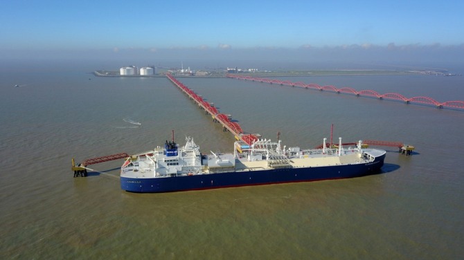 러시아 LNG운반선이 야말 프로젝트에서 운송한 LNG를 중국 장쑤성 루둥 터미널에서 하역하고 있다. 사진=로이터차이나데일리ㅆ난퉁 루동 터미널에서 하역하고 있다. 