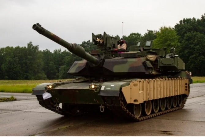 APS 능동방어체계(APS)(포탑 양측)와 차륜 위 ARAT 반응장갑 타일을 장착한채 유럽에 배치된 미 육군 주력 M1 전차. 사진=디펜스블로그