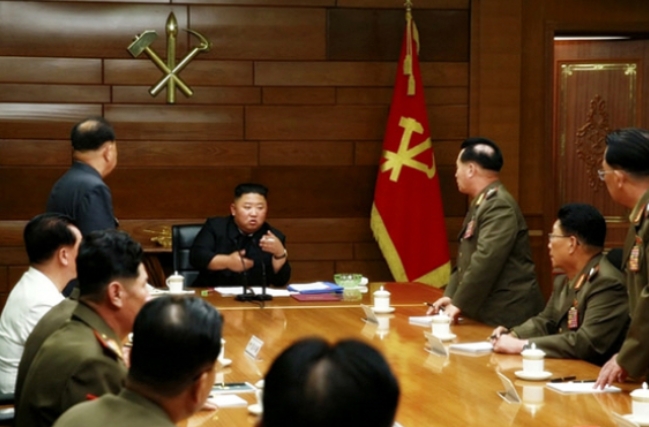 북한은 18일 노동당 본부청사에서 김정은 위원장이 주재한 가운데 당 중앙군사위원회 확대회의를 열고, 이어 비공개회의를 열었다고 조선중앙통신이 19일 보도했다.