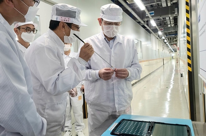 이재용(오른쪽) 삼성전자 부회장이 16일 부산에 있는 삼성전기 부산사업장을 찾아 차세대 패키지 기판 생산 공장을 살펴보고 있다. 사진=삼성전자