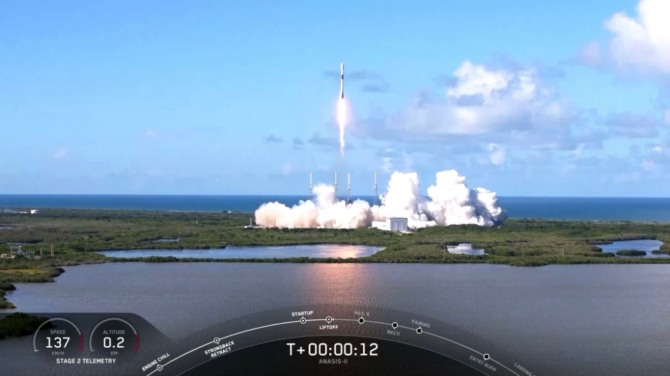 아니시스-2 통신위성을 탑재하고 발사되는 팰콘9 로켓. 사진=스페이스엑스 트위터