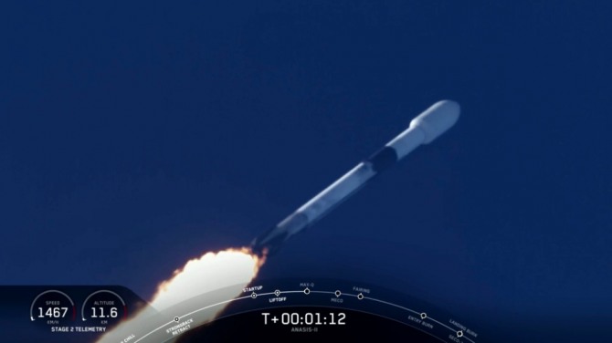 아나시스-2 통신위성을 탑재하고 우주를 향해 날아가는 팰콘9 로켓. 사진=스페이스엑스 트위터