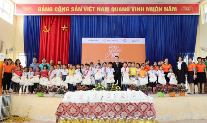 한화생명 베트남법인 관계자들이 '당신을 위한 평화'를 통해 탄락지구의 아이들에게 선물을 나눠줬다.