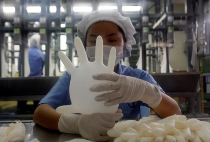 말레이시아 장갑 제조업체 슈퍼맥스의 주가는 연초 이후 1000% 이상 올랐다. 사진=로이터