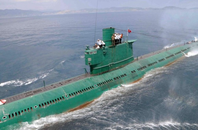 김정은이 승선한 로미오급 잠수함이 항행하고 있다. 사진=내셔널인터레스트