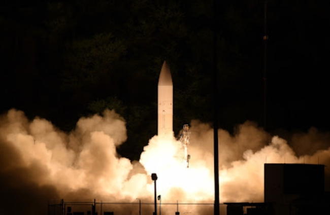 사진은 2020년 3월 19일 하와이 카우아이섬 미사일 사격시설에서 시험 발사된 극초음속 활공체의 모습.