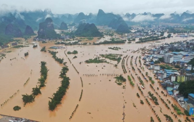 중국이 집중호우로 인한 홍수로 댐 붕괴가 잇따르면서 '블랙스완' 재앙이 오는 것 아니냐는 우려를 낳고 있다. 사진=로이터