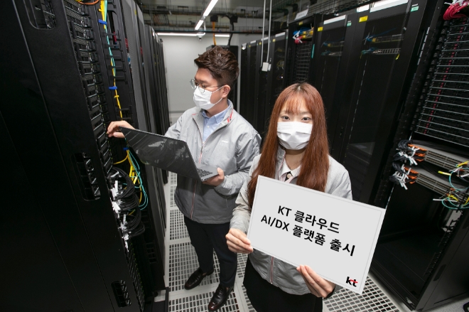 서울 목동에 구축된 클라우드 데이터 센터에서 KT 직원들이 인프라를 점검하고 있다. 사진=KT 