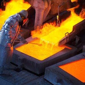스위스 광산기업 글렌코어의 칠레 알토노르테 구리공장에서 작업자들이 구리 용해물을 다루고 있다. 사진=글렌코어