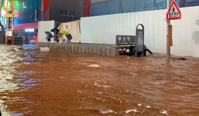 부산지역에 호우경보가 발효된 23일 오후 동구 부산역 앞 도로가 물바다로 변했다. 사진=부산소방재난본부 제공