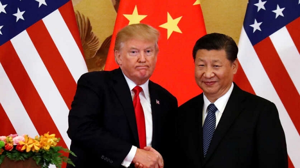 지난 2017년 도널드 트럼프 미국대통령과 시진핑 중국 국가주석이 중국 베이징 인민대회당에서 정상회담을 갖기 전 악수를 나누고 있는 모습. 사진=로이터