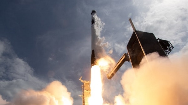 스페이스X의 팔콘9 로켓이 발사되고 있는 모습. 사진=로이터