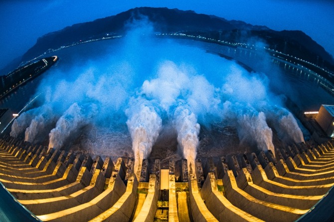 중국 후베이성 이창의 세계 최대 수력발전댐인 싼샤(三峽)댐에서 물이 방류되고 있다. 신화/뉴시스