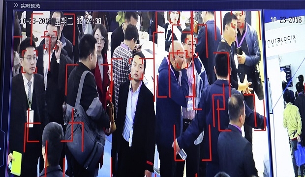 지난 2018년 중국 베이징에서 열린 ‘보안 차이나 2108(Security China 2018) 엑스포에서 방문객들을 확인하고 있는 국영 감시장비 제조업체 하이크비전(Hikvision)의 얼굴인식 기술. 사진=AP/뉴시스