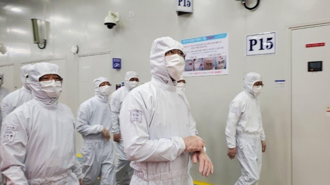 이재용 삼성전자 부회장이 지난 5월 중국시안 반도체 공장을 찾아 생산라인을 현장점검하고 있다. 사진=삼성전자 