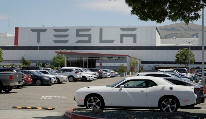 미국 전기자동차 테슬라가 캘리포니아주(州) 프리몬드 공장에 주차 중이다.   사진=뉴시스