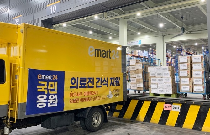 이마트24가 폭우와 코로나19로 어려움을 겪는 이들을 위해 긴급구호 물품 지원에 나섰다. 사진은 이달 24일 남양주물류센터에서 응원 간식세트를 차량에 싣고 있는 모습. 사진=이마트24