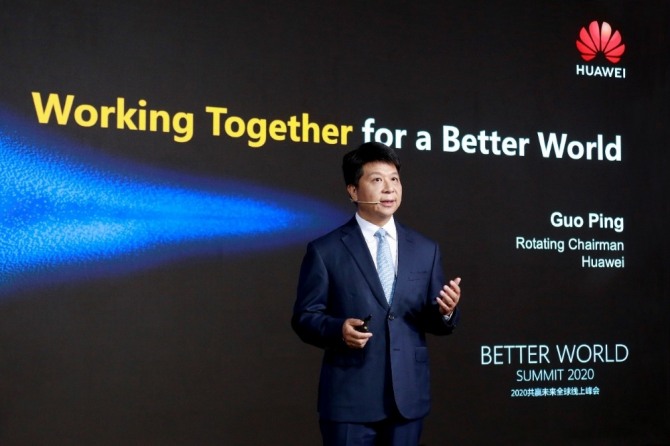 궈 핑 화웨이 순환 회장이 27일(현지시간) ‘2020 베터 월드 서밋(Better World Summit)’ 개막연설에서 5G의 잠재력을 최대한으로 발현시키는 방안해 대해 설명하고 있다. 사진=화웨이