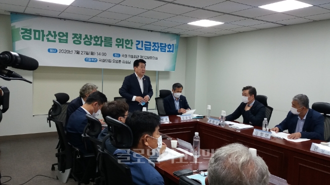 더불어민주당 오영훈 의원이 27일 서울 여의도 국회에서 열린 '경마산업 정상화를 위한 긴급좌담회'에서 인사말을 하고 있다. 사진=김철훈 기자 