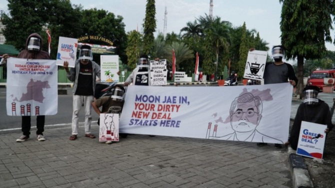 22일 한국전력 등 한국 기업이 투자한 자와 9˙10호기 석탄발전 지역인 인도네시아 반뜬에서 현지 활동가들이 한국에 대한 항의 행동을 벌이고 있다. 사진=환경운동연합