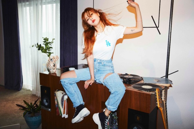 가수 현아가 착용한 MLB의 '청키하이'가 출시된다. 사진=MLB