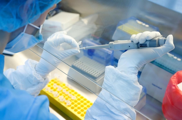 한 러시아과학자가 러시아 상트페테르부르크에 있는 생명공학회사의 실험실에서 코로나19 백신개발을 위한 샘플을 준비하고 있는 모습. 사진=로이터