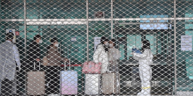 외국에서 입국한 유학생들이 인천공항에 도착에 코로나19 검사를 받기 위해 줄을 서서 기다리고 있다.사진=뉴시스
