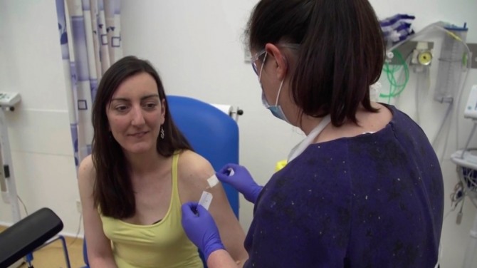 영국 옥스퍼드의 옥스퍼드 대학교에서 미생물학자 엘리사 그라나토(왼쪽)가 신종 코로나바이러스 감염증(코로나19) 시험용 백신을 맞고 있다. 사진=뉴시스