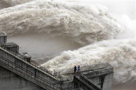 중국 양쯔강 상류에 지난 26일부터 세 번째 홍수가 발생하며 세계 최대 댐인 삼협댐의 수위가 높아지고 있다. 사진=로이터