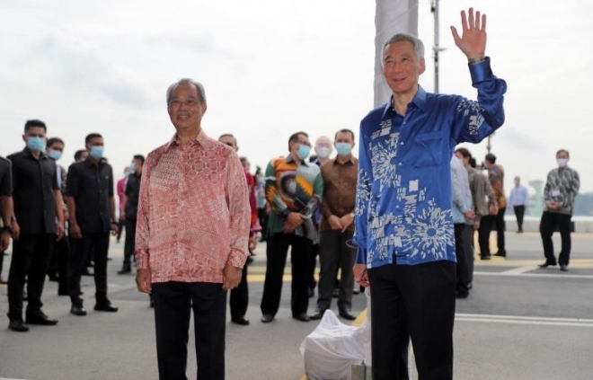 무히딘 야신 말레이시아 총리와 리센룽 싱가포르 총리가 30일(현지시간) 양국 국경에서 '말레이시아-싱가포르 연결 시스템(RTS)' 공사 재개 기념식을 하고 있다. 사진=더스트레이츠타임스 