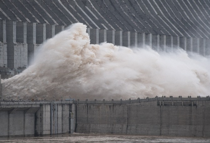 중국 후베이성 이창의 세계 최대 수력발전댐인 싼샤(三峽)댐에서 물이 방류되고 있다.  신화/뉴시스
