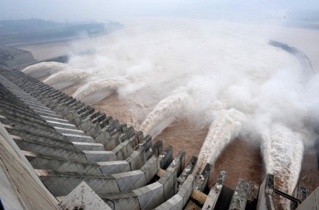 세계 최대의 싼샤댐의 붕괴가 우려된다는 소식이 끊임없이 전해지고 있다. 중국 정부는 터무니 없는 소리라고 일축하고 있지만 전문가들은 댐의 구조가 변형됐을 가능성은 있다고 지적한다. 사진=글로벌이코노믹 DB