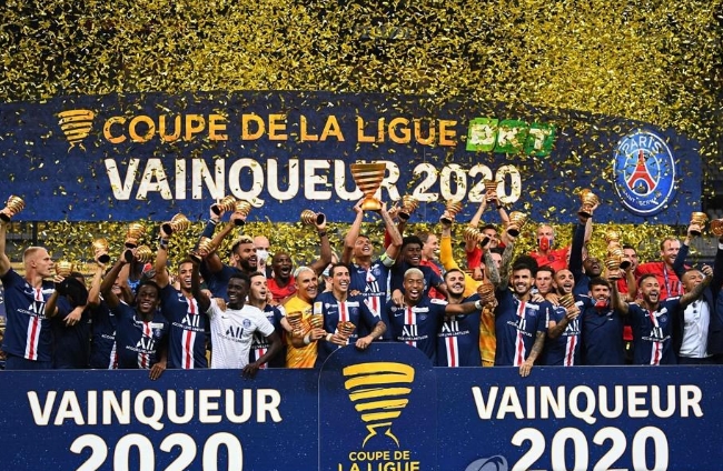 리옹을 꺾고 프랑스 리그컵에서 우승한 PSG 선수들이 기뻐하고 있다.