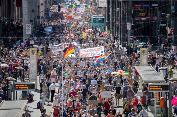 1일(현지시간) 독일 베를린에서 코로나19 예방을 위한 제한 조치에 반대하는 대규모 시위가 열리고 있다. AP/뉴시스