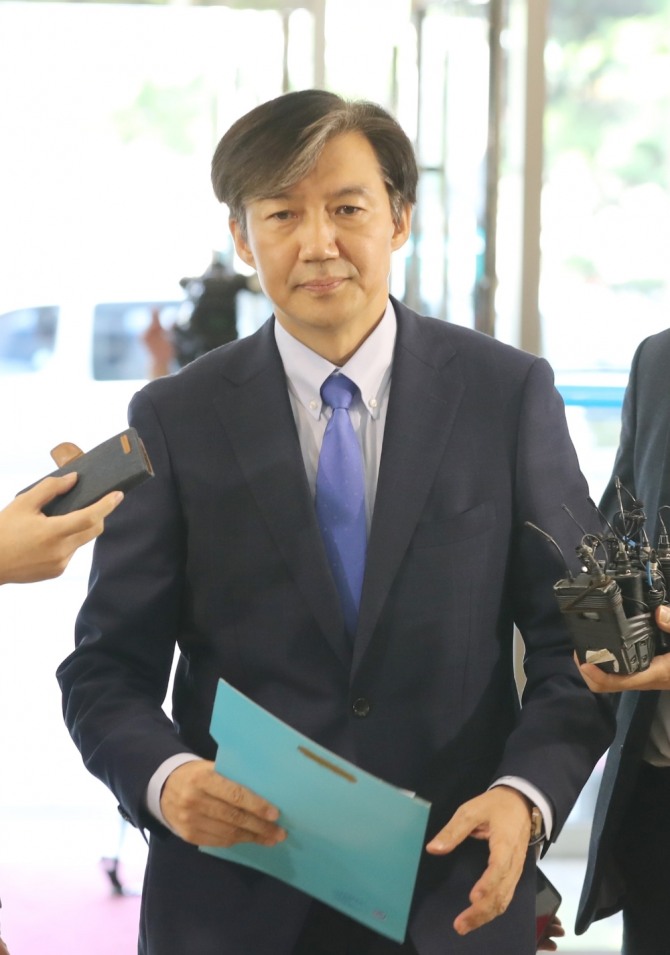 조국 전 법무부 장관이 자신에 대한 허위사실을 퍼뜨렸다며 김상현 국대떡볶이 대표를 고소했다. 사진=뉴시스