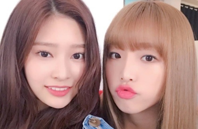 한·일 합동 12인조 그룹 ‘아이즈원(IZ*ONE)’의 김민주(왼쪽)와 최예나(오른쪽).