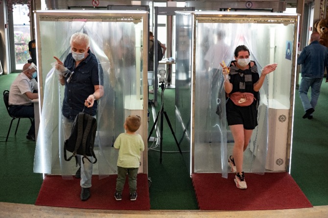 3일(현지시간) 러시아 모스크바의 한 쇼핑몰에서 방문객이 소독 시설을 통과하고 있다. AP/뉴시스