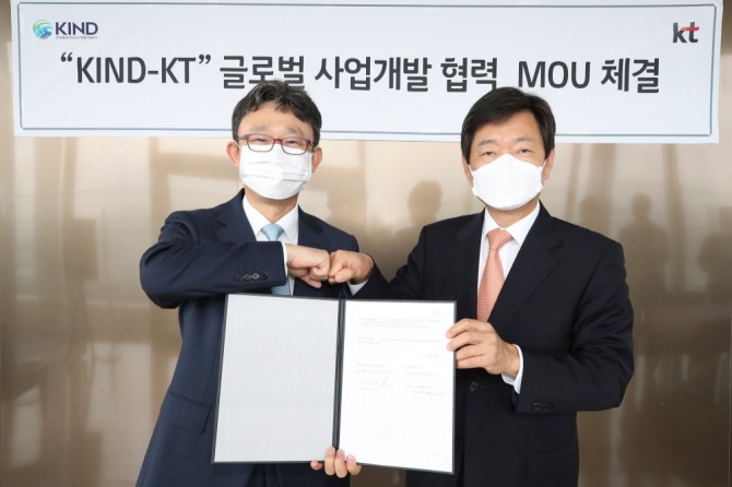 KT 기업부문 박윤영 사장(왼쪽)과 KIND 허경구 사장이 업무협약(MOU) 체결 후 기념사진을 촬영하고 있다. 사진=KT