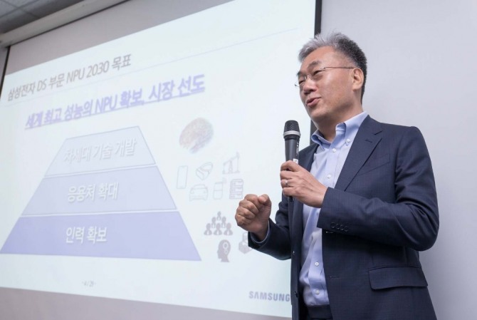 강인엽 삼성전자 DS부문 시스템 LSI사업부장(사장)이 지난해 6월  인공지능(AI) 핵심 기술인 신경망처리장치(NPU) 사업확대 방안에서 이미지센서 성장 잠재력을 설명하고 있다. 사진=삼성전자 