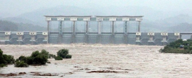 임진강 상류와 군남댐 수위가 다시 상승한 5일 경기도 연천군 군남댐을 통해 임진강물이 방류되고 있다. 사진=뉴시스