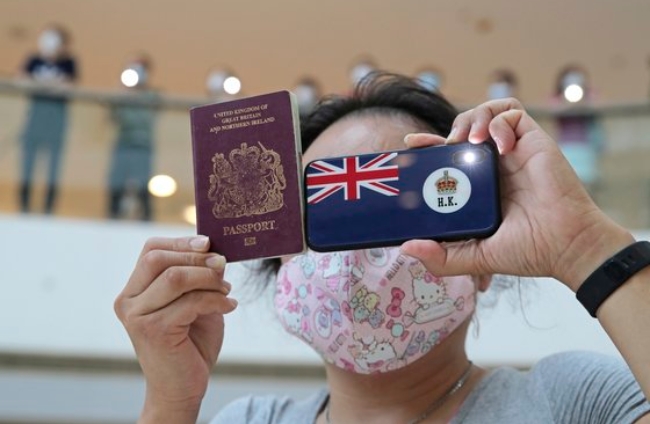 홍콩의 한 쇼핑몰에서 한 홍콩시민이 과거 영국 식민지 시절 사용되던 홍콩 여권과 홍콩 국기 모양의 스마트폰 케이스를 들고 있다.